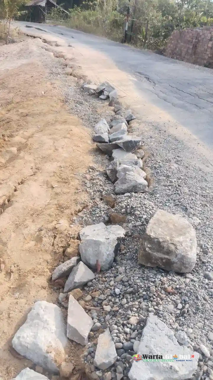 BERITA VIRAL, TEMBOK PENAHAN JALAN TANJUNG BULAN DIPERBAIKI SEBAGIAN OLEH PIHAK TIDAK DIKENAL, WARGA MASIH RAGU KETAHANANNYA BERITA VIRAL, TEMBOK PENAHAN JALAN TANJUNG BULAN DIPERBAIKI SEBAGIAN OLEH PIHAK TIDAK DIKENAL, WARGA MASIH RAGU KETAHANANNYA