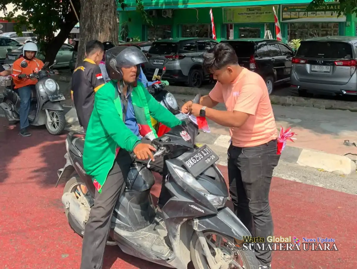 Kelompok Motor Insieme Bagi-Bagi Bendera Merah Putih Jelang HUT RI ke-81